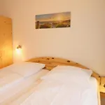 Freundliches 2-Zimmer-Appartement mit Kieferneinrichtung und einem Balkon.