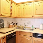 Freundliches 2-Zimmer-Appartement mit Kieferneinrichtung und einem Balkon.