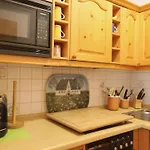 Freundliches 2-Zimmer-Appartement mit Kieferneinrichtung und einem Balkon.