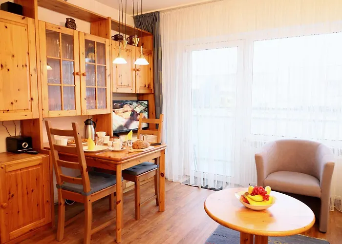 Freundliches 2-Zimmer-Appartement mit Kieferneinrichtung und einem Balkon.