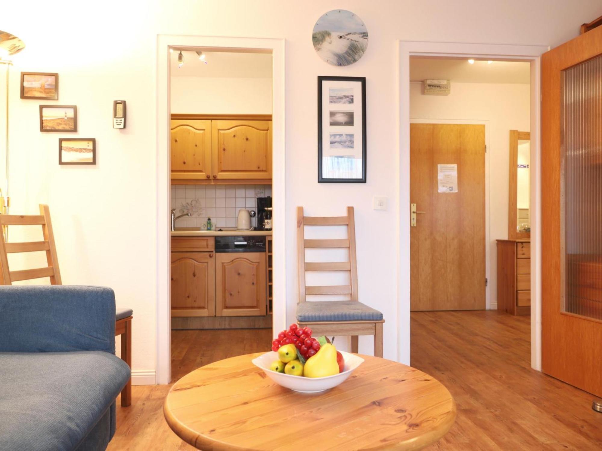 Apartment Freundliches 2-zimmer-appartement Mit Kieferneinrichtung Und Einem Balkon.
