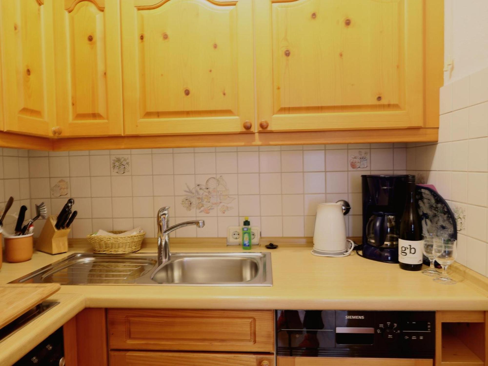 Freundliches 2-zimmer-appartement Mit Kieferneinrichtung Und Einem Balkon. Westerland