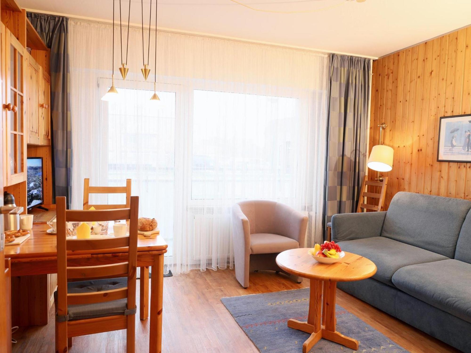 Freundliches 2-zimmer-appartement Mit Kieferneinrichtung Und Einem Balkon. * Westerland