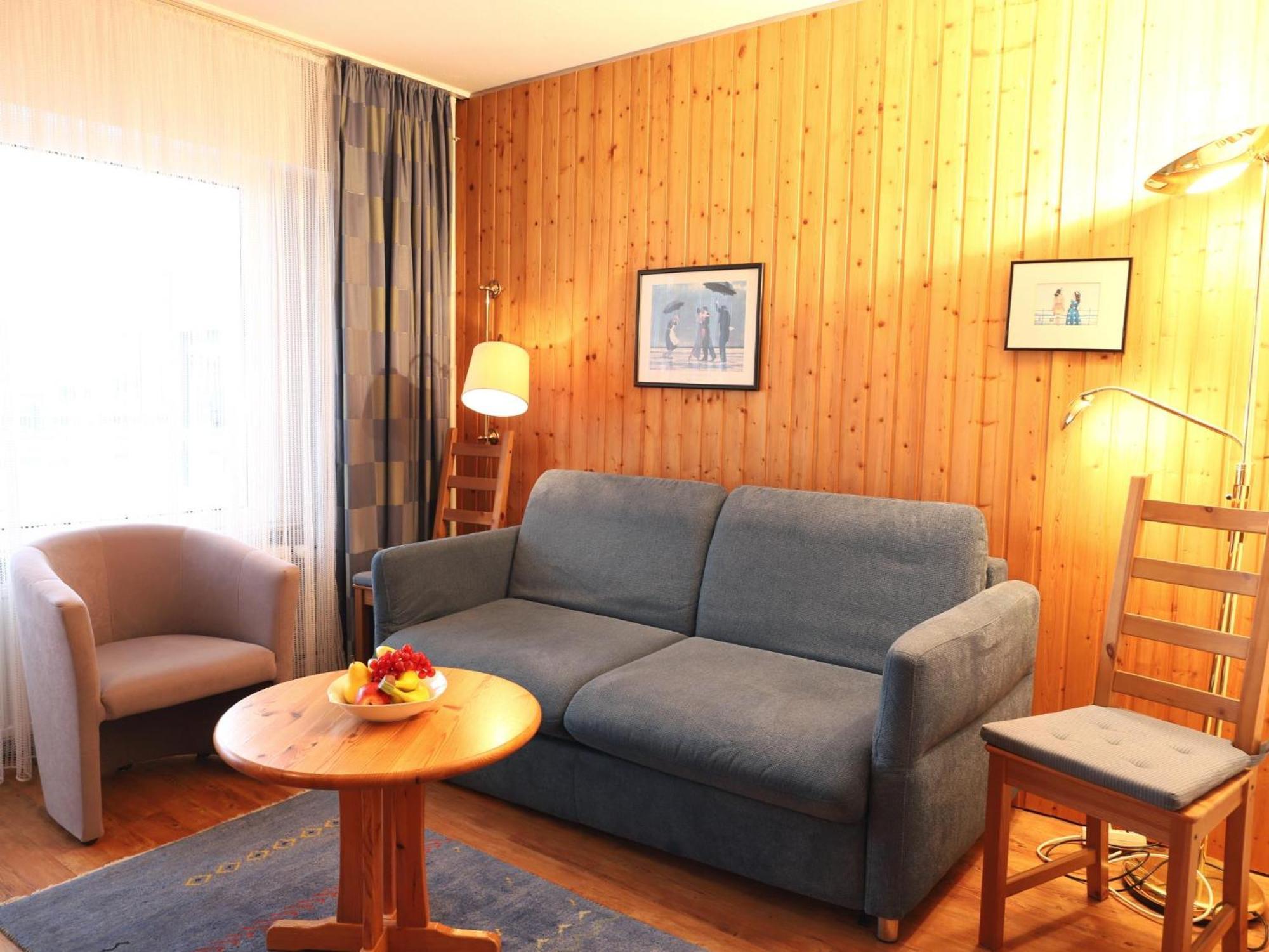 Freundliches 2-zimmer-appartement Mit Kieferneinrichtung Und Einem Balkon. *